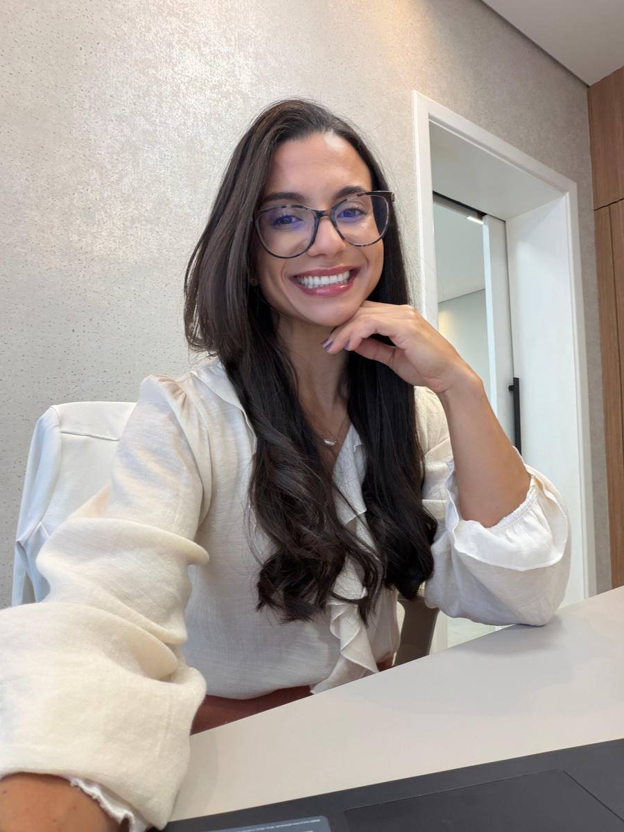 Dra. Dayane Peres em seu consultório em Bragança Paulista